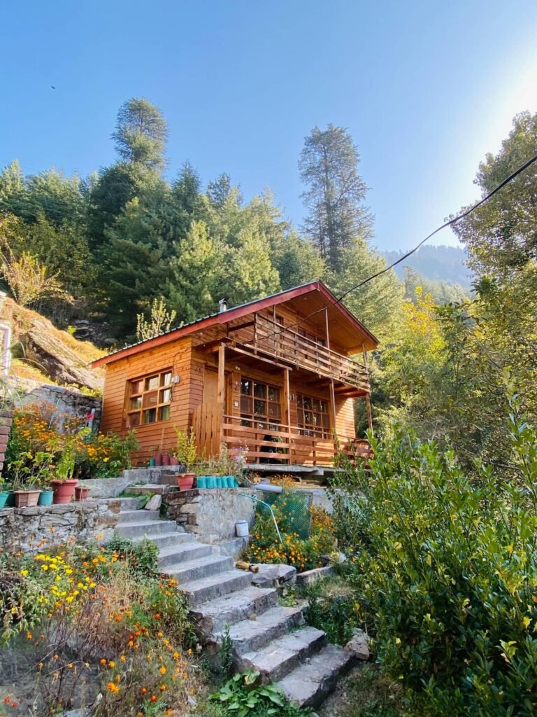 Cozy wooden cabin in Himachal surrounded by nature