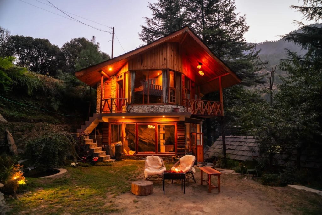 Cozy forest-view cabin in Dalhousie after a day of shopping and sightseeing