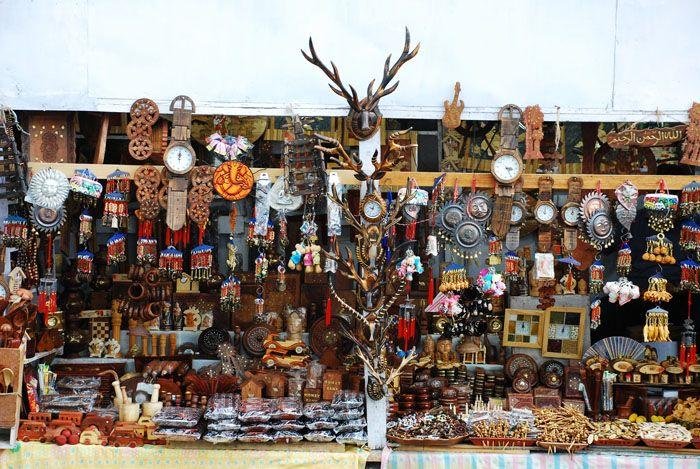 Authentic Himachali handicrafts including Chamba Rumal, woollen shawls, and wooden souvenirs